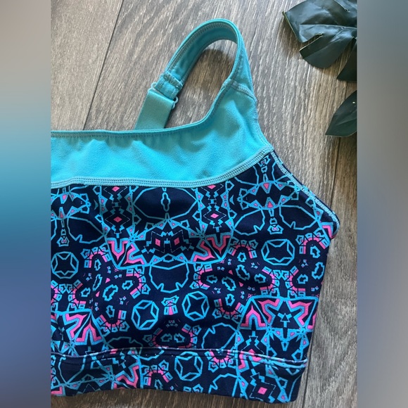 Fabletics sintra geometric keyhole sports bra. Size S - Picture 5 of 10